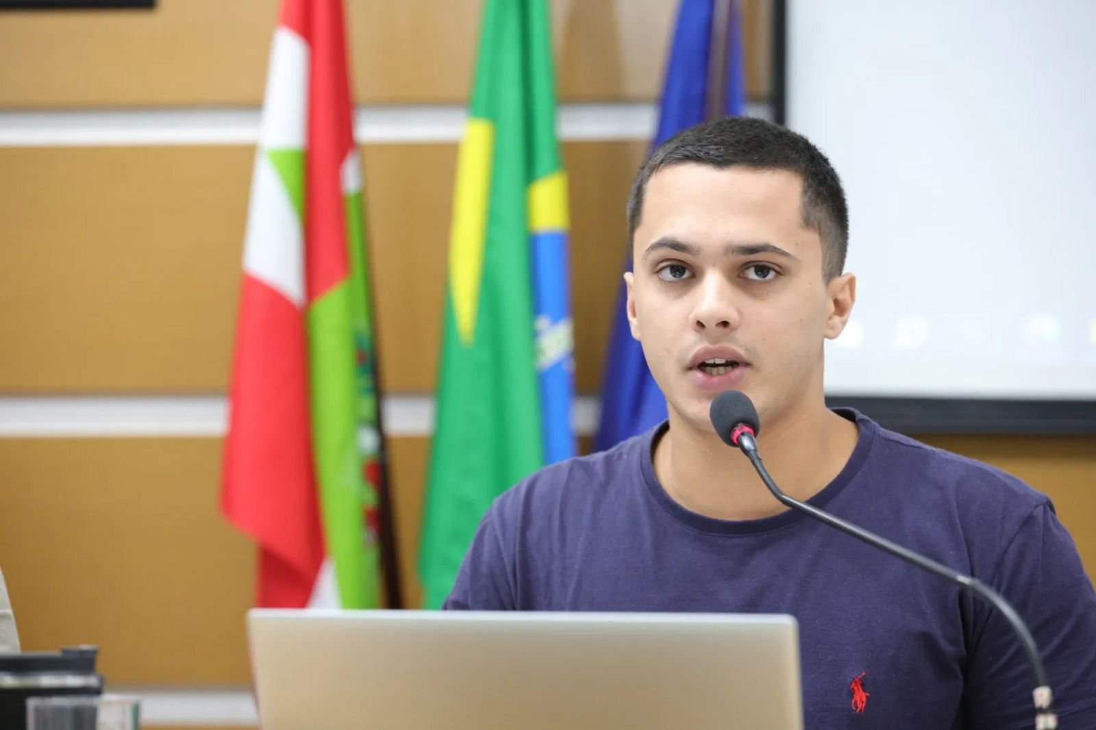 Vereador Mateus Batista durante leitura do relatório - Foto por Mauro Schlieck - CVJ.