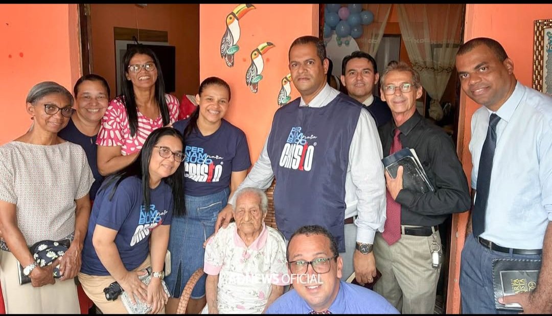 Obreiros da IEADPE em visita missionária pelo Pernambuco Para Cristo a fiel de 111 anos de idade. Divulgação via Instagram/adnews