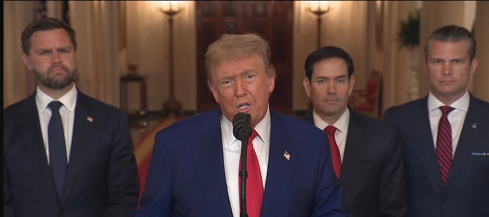 Trump discursando na Casa Branca