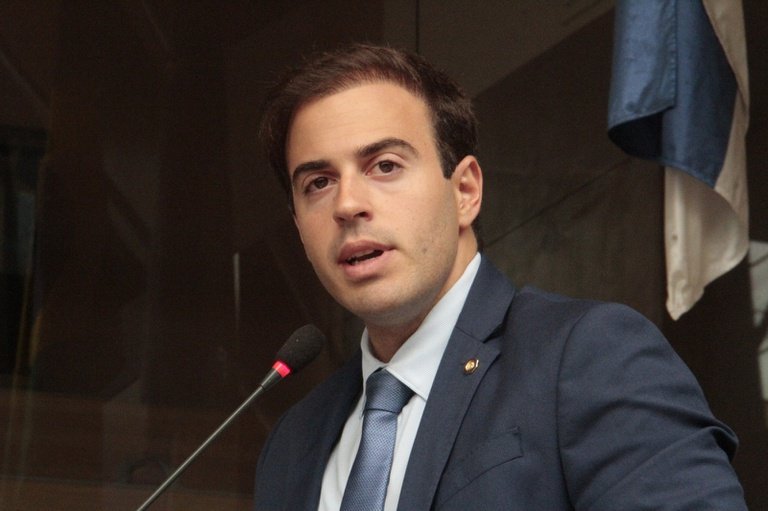 Vereador Gilson Machado Filho, discurso na câmara de vereadores do Recife. Imagem reprodução via câmara de vereadores.