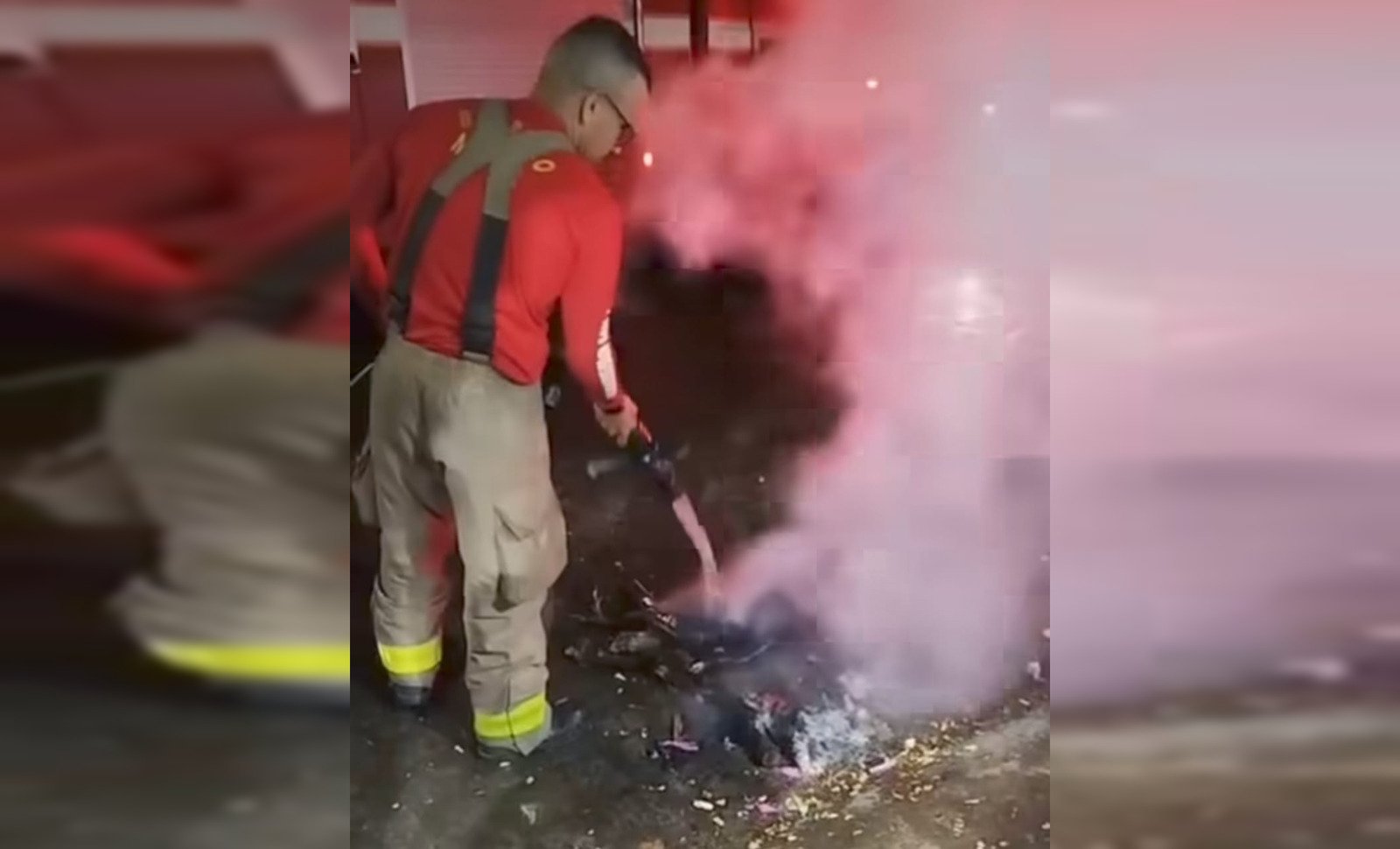 Imagem: Bombeiro apagando fogueira